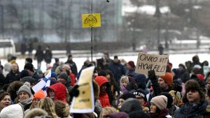 Man kan bli förvånad och till och med irriterad om en nära vän eller familjemedlem börjar sprida propaganda. Men man borde försöka kommunicera respektfullt också då. Demonstration mot coronaåtgärder i Helsingfors 20.3.2021.