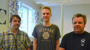 Ansvariga datanomläraren Mika Nenonen, Jonatan Wackström och kårchef Patrick Nyholm vid Wessö FBK. Mika Neonen, Jonatan Wackström och Patrick Nyholm