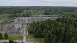 Härifrån leddes elektriciteten vidare ut i landet. Kraftnätet ägs av Fingrid. Kraftledningar i massor. Härifrån distribuerades elen vidare ut i landet.