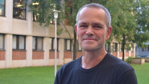Henrik Enbom är skrotdesigner. Henrik Enbom "skrotdesigner" på Trashdesign bygger skrotkök för Habitare 2015
