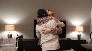 Ali kramar om sin stödperson Mira en sista gång innan han återvänder till Irak. Ali kramar om sin stödperson Mira en sista gång innan han återvänder tll Irak.