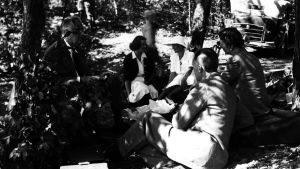 På picknick med presidenten. Från vänster Franklin D. Roosevelt, Margaret Hambley, Ragni Østgaard, Roland Redmond och kronprinsessan Märtha. Bilden tagen 21.11.1941. President Roosevelt på picknick med med prinsessan Märta och prins Olav.