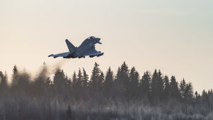 En brittisk Eurofighter under testflygning vid Satakunta flygflottilj. Eurofighter Typhoon hävittäjä nousee Pirkkalan lentokentältä.