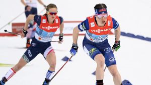 Jessie Diggins hack i häl på Krista Pärmäkoski. Jessie Diggins hack i häl på Krista Pärmäkoski.