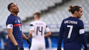 Anthony Martial och Antoine Griezmann kom in, men Finland höll undan. Anthony Martial och Antoine Griezmann ser besvikna ut.
