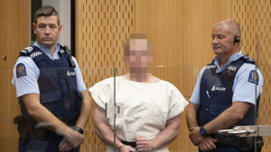 Brenton Tarrant inför domstolen i Christchurch den 16 mars. Han ska infinna sig i rätten igen den 5 april och hålls häktad fram till dess. Brenton Tarrant inför domstolen i Christchurch den 16 mars. Han ska infinna sig i rätten igen den 5 april och hålls häktad fram tills dess.
