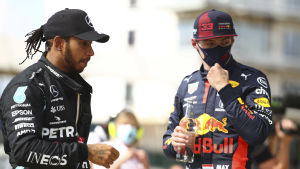 Kan Verstappen ta över efter Hamilton i Mercedes? Lewis Hamilton och Max Verstappen blickar åt sidan.