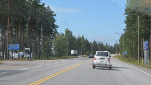Raseborgs stad har på uppmaning av NTM-centralen gjort en ny trafikutredning för Horsbäcks handelsområde. I framtiden kan rastplatsen som syns i mitten av bilden bli en avvikningsfil. Bilar kör på en riksväg. I bakgrunden till vänster syns en rastplats.