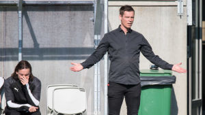Christian Sund var tidigare assisterande tränare till Petri Vuorinen. Petri Vuorinen breder ut sina armar.