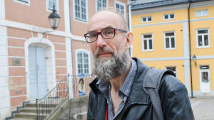 Sebastian Derkert tycker det är fantastiskt att se utställningen. Många av målningarna har han tidigare bara sett som dåliga reproduktioner. Man i skägg framför Borgå museum
