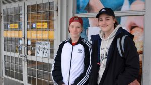 Hindhårborna Niilo Pylkkänen och Otto Manninen har besökt butiken dagligen efter skolan. Niilo Pylkkänen & Otto Manninen bland de sista kunderna i K-market Hindhår 27.10.17