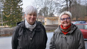 Ann Laurén (till höger) säger att också skärgårdsborna får längre vägar när servicen försvinner i Dalsbruk. Här tillsammans med Carita Forsman-Rudels, från Genböle. Två kvinnor utomhus med en julgran i bakgrunden.