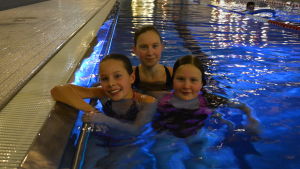 Ellinor Backman, Ulrika Laurén och Veronika Laurén. Tre flickor i en simbassäng.