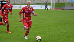 Kula höll i taktpinnen mot Gnistan. Thomas Kula håller bollen för FF Jaro mot Gnistan.