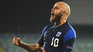 Teemu Pukki är i väldigt fin form. Teemu Pukki firar ledningsmålet mot Bulgarien.