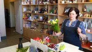 På landsbygden drivs de flesta butikerna av kvinnor. En lettisk kvinna i sin egen butik i byn Iecava