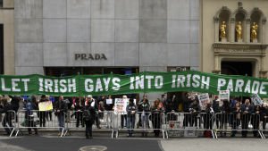 Demonstration för att låta regnbågsföreningar delta i St Patricks Day - paraden i New York.