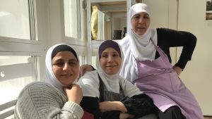 Fatme Ibrahim, Mona Mahdi och Zaina Doulani jobbar alla som förmän i köket. Porträttbild på Fatme Ibrahim, Mona Mahdi och Zaina Doulani.