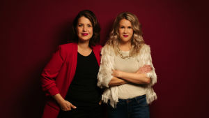 Eva Frantz och Hannah Norrena i Relationspodden. Eva Frantz och Hannah Norrena