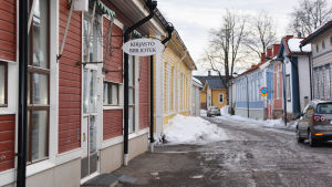 Lovisa huvudbibliotek ligger numera i den gamla färghandelns lokaler på Drottninggatan. Vy av Drottninggatan mot Neristan. Till vänster i bild synns biblioteksbyggnaden och en skylt där det står kirjasto bibliotek.