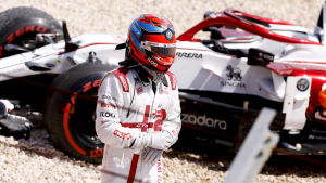 Kimi Räikkönens tävling tog slut på tok för tidigt. Kimi Räikkönen står vid sin bil.