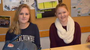 Jenny Illman och Fanny Puhakka från Ekenäs gymnasium planerar att söka in till medicinska fakulteten efter gymnasiet. Jenny Illman och Fanny Puhakka i Ekenäs gymnasium