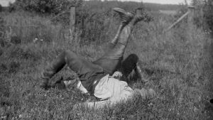 Två män leker "bryta stubbar". Bilden är tagen 1930 i Bromarf.