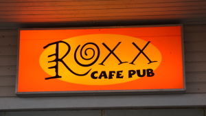 Roxx i Hangö anses av en del som stadens vardagsrum. Roxx-skylten utanför caféet