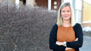 Sandra Ahtola vill som politiker jobba för jämställdhet i Raseborg. Till vardags jobbar hon på Svenska kvinnoförbundet, som är SFP:s kvinnoorganisation. Personporträtt av Sandra Ahtola.
