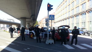 Polisen håller motdemonstrationen på avstånd från huvuddemonstrationen. Motdemonstration utanför Migrationsverket ropar Finand först.