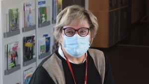 Enhetschef Beatrice Westerlund säger att ungdomarna behöver få komma till skolan för det sociala sammanhangets skull. Beatrice Westerlund