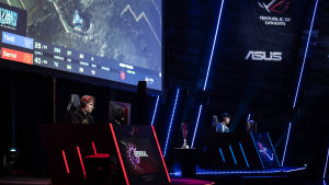 Joona i djup koncentration. Joona Sotala koncentrerad i en match på scenen på Assembly Summer 2019