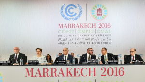 Politiska höjdare, bland annat Marockos kung och Ban Ki-moon vid ett podium vid klimatmötet i Marrakech.