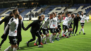 Hakaspelare firar på rad med fansen.