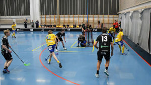 Tor anföll intensivt i slutet av matchen. Innebandymatch. Anfallsspel runt SB Vantaas mål.