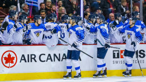 Finland firar ett av sex mål. Juniorlejonen jublar efter Jesse Ylönens tidiga ledningsmål mot Schweiz. Till slut blev det finländsk seger med 6-1.