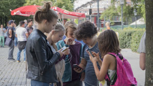 I början av lågstadiet spelar pojkar och flickor ungefär lika mycket men redan i slutet av lågstadiet kan man se att pojkar spelar betydligt mer än flickor. Barn står i en park och spelar Pokémon Go.