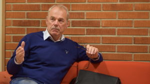 Ulf Heimberg har jobbat på rörfabriken i över 30 år. Ulf Heimberg sitter på en soffa.