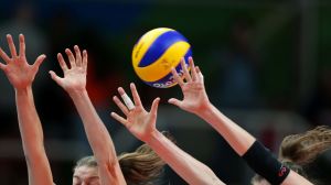 Några volleybollträningar inomhus blir det knappast för Sibboidrottarna mer i vår. Volleyboll.