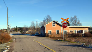 Plankorsningen i Skinnarby anses farlig. Den obevakade plankorsningen vid Skinnarbyvägen i Lovisa