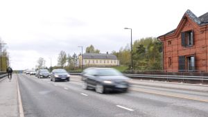 Som det är nu cyklar man på trottoaren som på bilden eller bland bilarna i de tre körfälten. Bilar på Mannerheimgatans bro