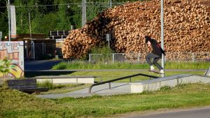 Karis fick en skejtpark för ungefär fem år sedan. En bild på en pojke i svart tröja och mössa som hoppar med en skejtboard på en skejtramp. I bakgrunden syns stockhögar.