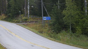 Hej då Antskog och Raseborg! Nu kommer vi till Lojo, berättar skylten. Asfalterad landsväg med en trafikskylt där det står Lohja Lojo.