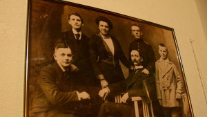 Fotografi av familjen Böge som finns på väggen i krogen Zum Kühlen Grunde, dåvarande Kantine 7 Familjen Böge som tog hand om jägarna i Kasino 7