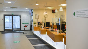 Receptionen ska finnas kvar i Borgå, men de anställda i receptionen berörs av samarbetsförhandlingarna. reception i borgå läkarcentral