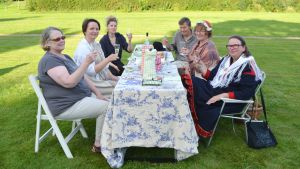 Marthornas bord. Riitta-Leena Norberg till höger har en lappländsk folkdräkt. Picknick.