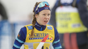Laura Mononen körde i samma fart som Jasmi Joensuu i söndags. Laura Mononen efter stafettsträcka i Lahtis.
