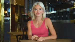Erica von Essen forskar i jaktetik och jägarnas syn på viltet genom tiderna. Forskare Carina von Essen i en hotellobby.