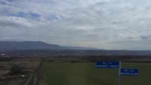 Västra Kosovo är en bergig region med många små byar. Vy över en slätt i västra Kosovo med berg i bakgrunden.