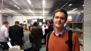 Anders Berg, får ÅA-examen den 16 december. Nu kallar arbetslivet. Anders Berg kollar in it-jobb på mässa i Åbo.